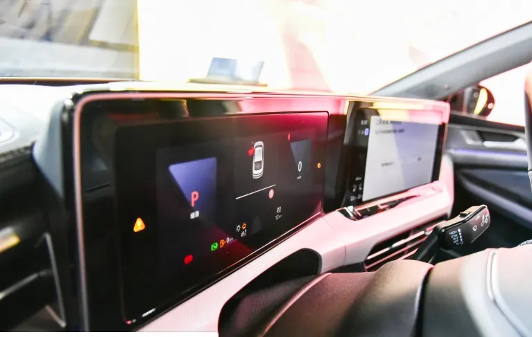 汽车中控玻璃平面度测量，连屏也同样精准|激光平面度测量仪